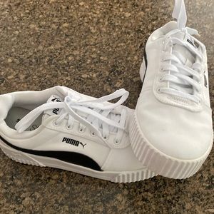 Women’s white and black puma sneakers size 8.5